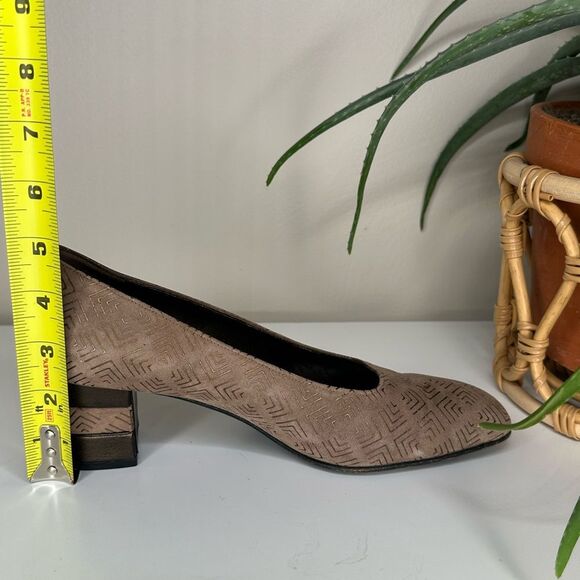 Vtg Salvatore Ferragamo Block Heel Pumps Geometric Embossed Suede Italy Made 9 - Picture 10 of 11